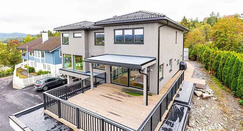 Det nye huset til familien Hermansen, med terrasse og utsikt
