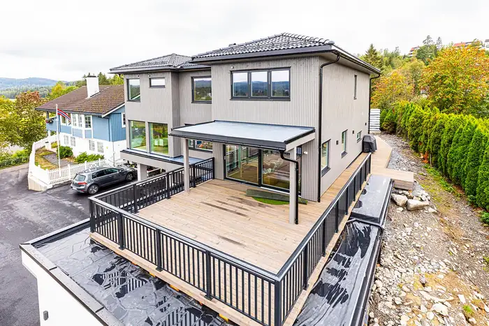 Det nye huset til familien Hermansen, med terrasse og utsikt