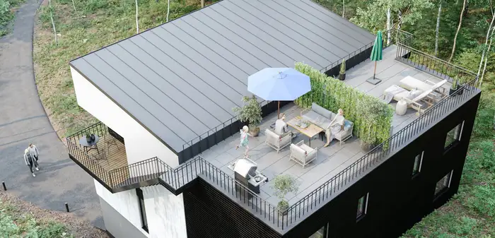 Takterrasse med parasoll og sittegruppe