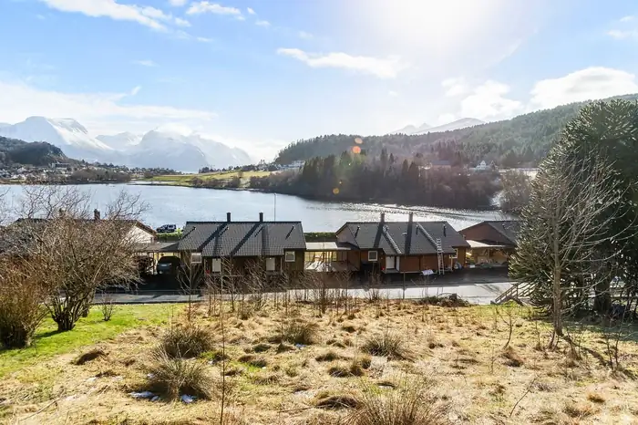 Tomten med utsikt over vannet og fjellene