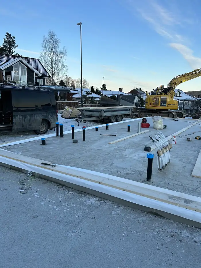 Ferdig støpt grunnmur med rør, i snø