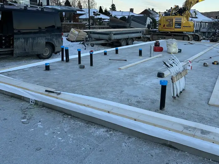 Støpt grunnmur med rør som stikker opp